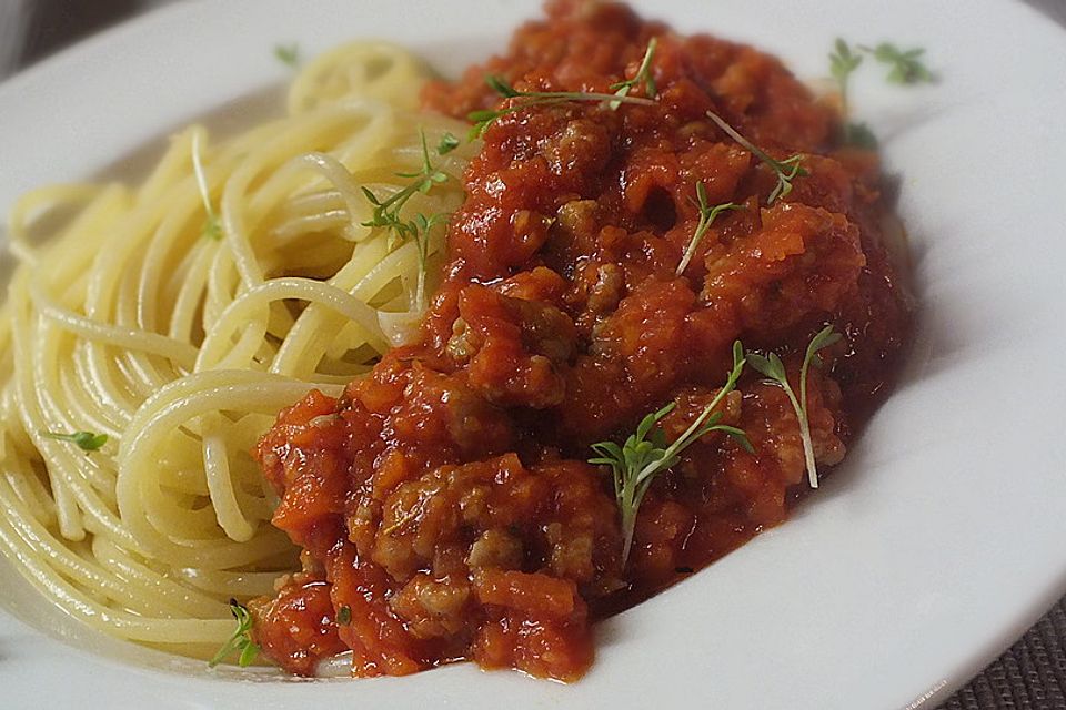 Farfalle mit Möhren und Bratwurst