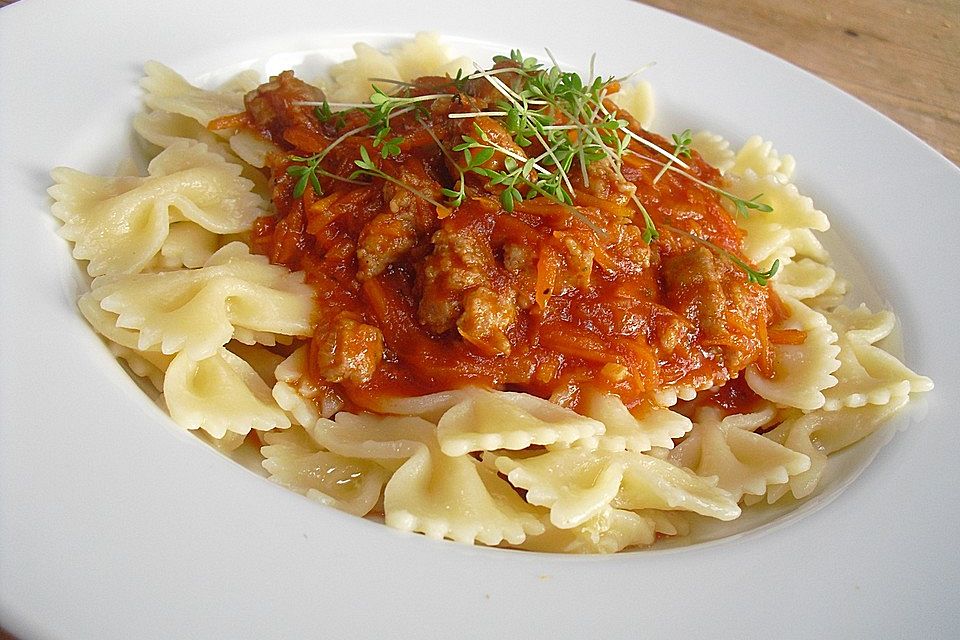 Farfalle mit Möhren und Bratwurst