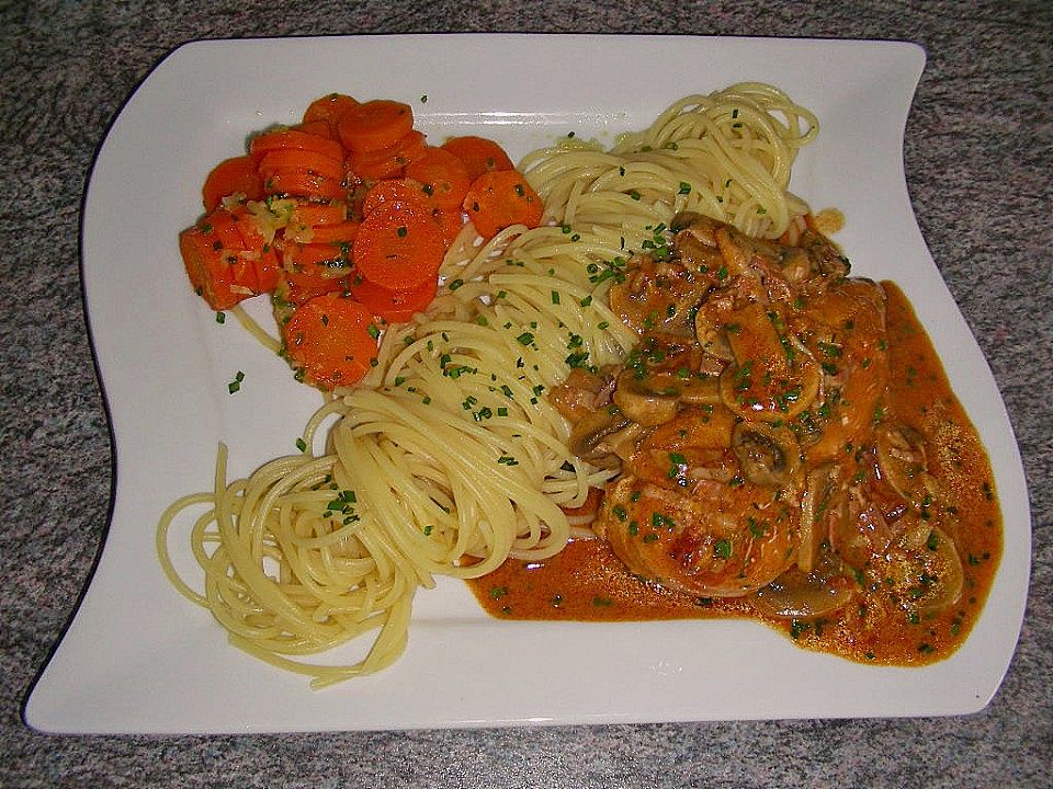 Schweineschnitzel an einer Champignon - Speck - Paprika - Sauce von ...