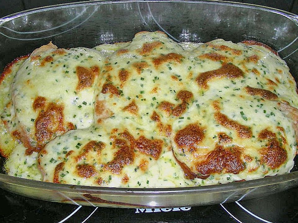 Mit Käse überbackene Hühnchenbrust auf Weißbrot von Tryumph800| Chefkoch