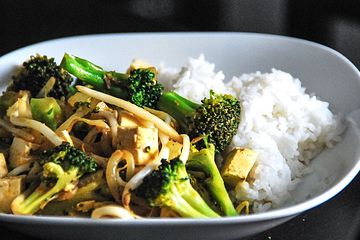 Brokkoli, Tofu und Cashewnüsse in süßsaurer Sauce