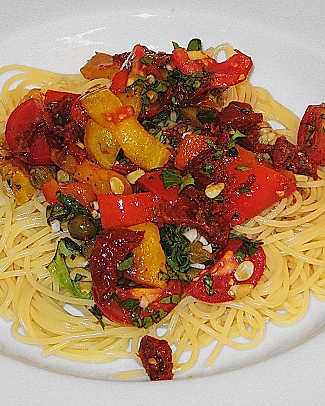 Geröstete Paprika mit Tomaten und Sardellen