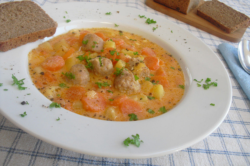 Möhreneintopf mit Kartoffeln und Bratwurstklößchen à la Briel