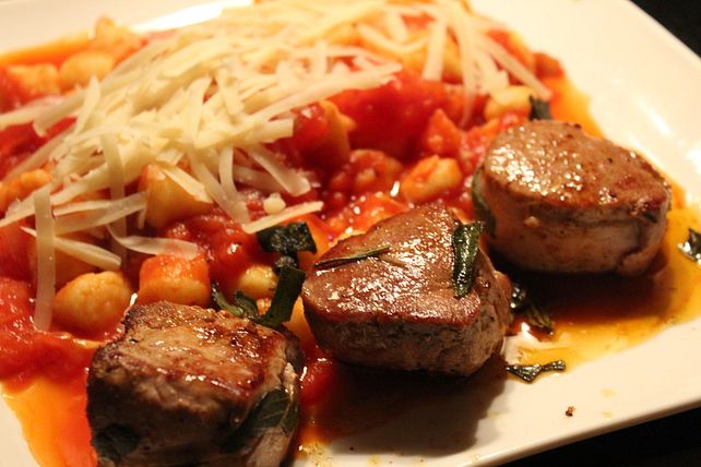 Saftige Schweinemedaillons an Salbei und Rosmarin von mareikaeferchen ...