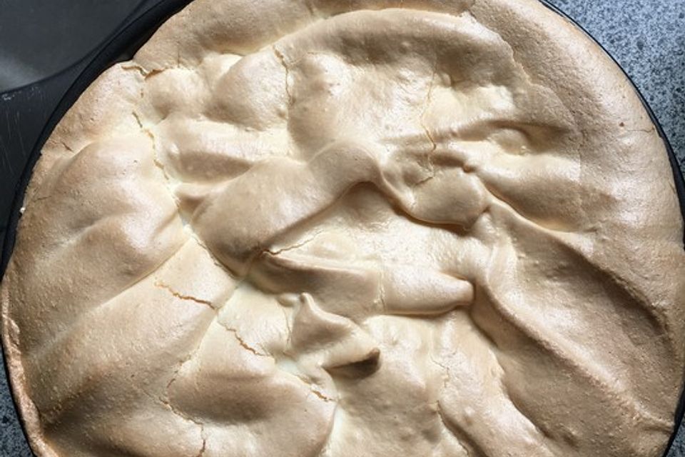 Rhabarberkuchen mit Sahneguss und Baiserhaube