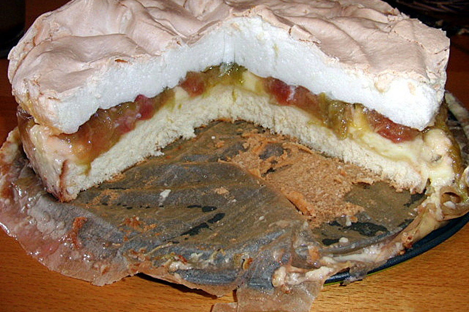 Rhabarberkuchen mit Sahneguss und Baiserhaube