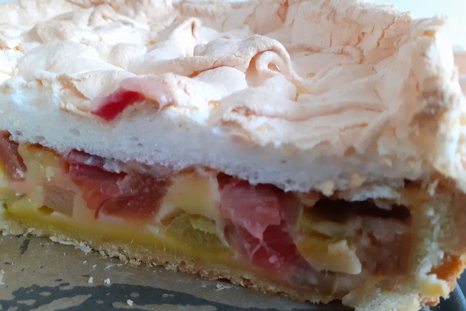 Rhabarberkuchen mit Sahneguss und Baiserhaube