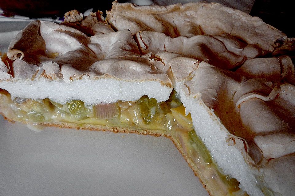 Rhabarberkuchen mit Sahneguss und Baiserhaube