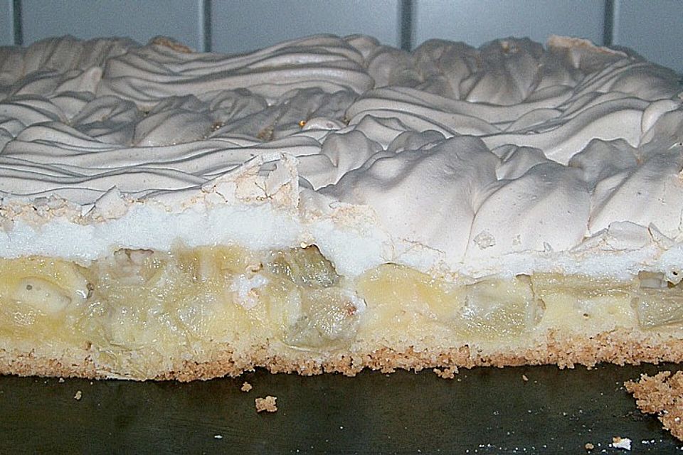 Rhabarberkuchen mit Sahneguss und Baiserhaube