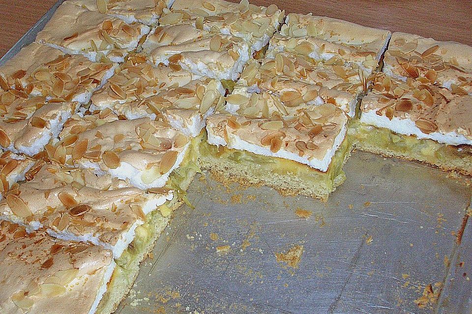 Rhabarberkuchen mit Sahneguss und Baiserhaube