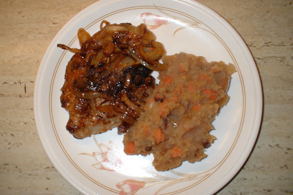 Zwiebelsteak 'Husarenstück' an Winterswicker Möhreneintopf