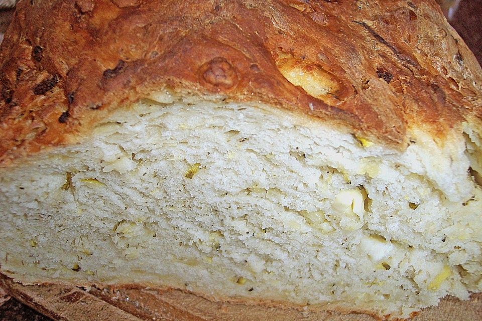 Zucchinibrot mit Schafskäse