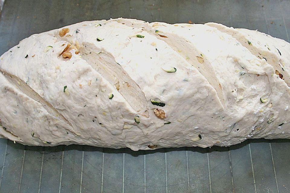 Zucchinibrot mit Schafskäse