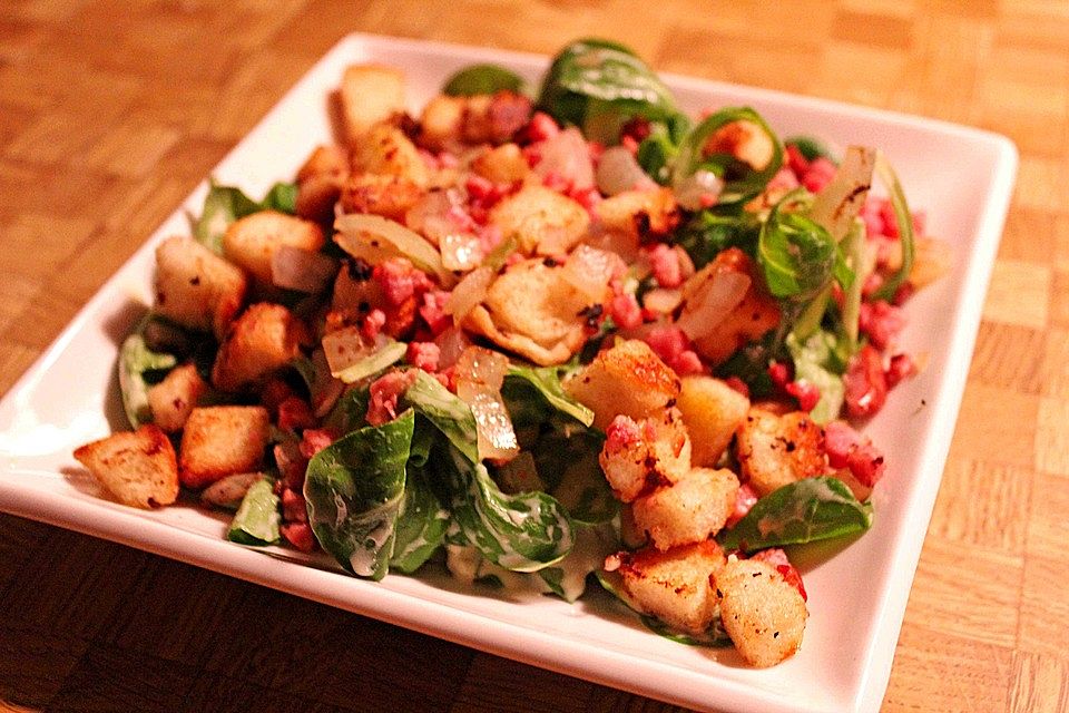 Nüsslisalat mit Zwiebeln und Speck