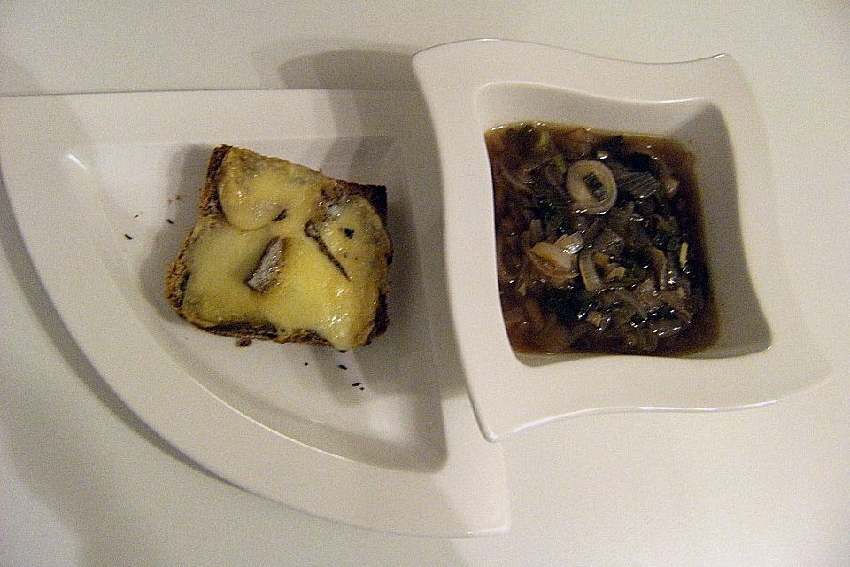 Zwiebelsuppe mit Käsebaguette