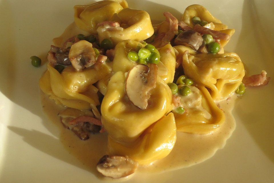 Tortellini à la Familie in Schinken - Sahne - Soße