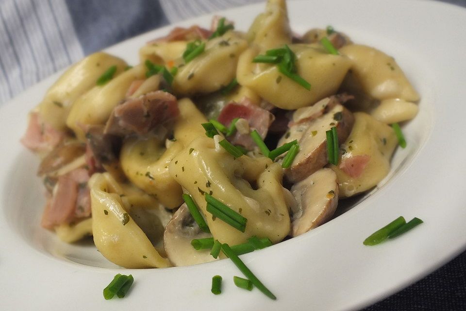 Tortellini à la Familie in Schinken - Sahne - Soße