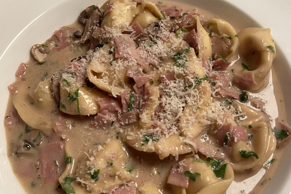 Tortellini à la Familie in Schinken - Sahne - Soße