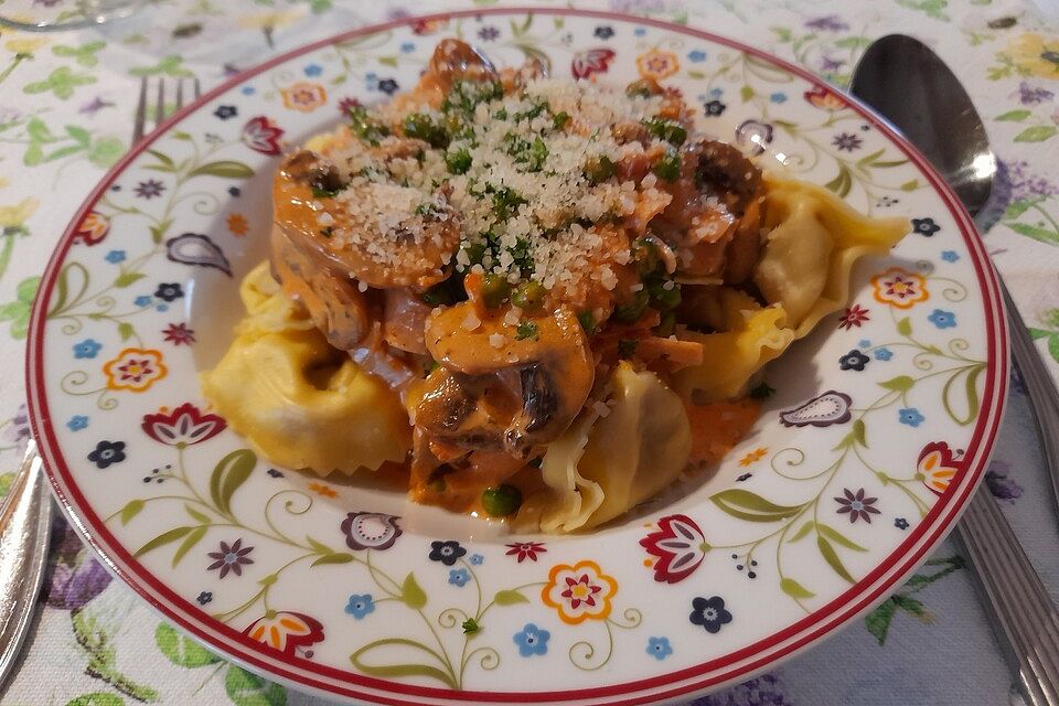 Tortellini à la Familie in Schinken - Sahne - Soße