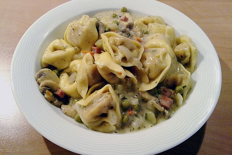 Tortellini à la Familie in Schinken - Sahne - Soße