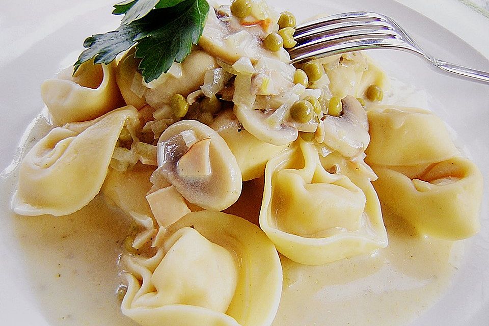 Tortellini à la Familie in Schinken - Sahne - Soße