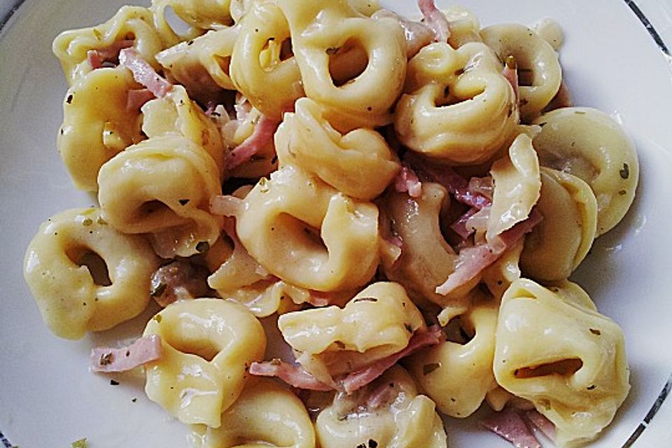 Tortellini à la Familie in Schinken - Sahne - Soße