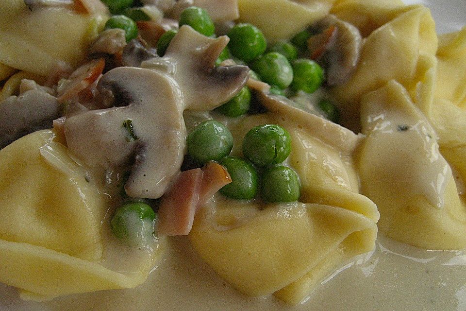 Tortellini à la Familie in Schinken - Sahne - Soße