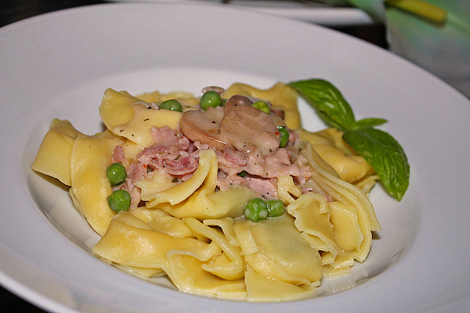 Tortellini à la Familie in Schinken - Sahne - Soße