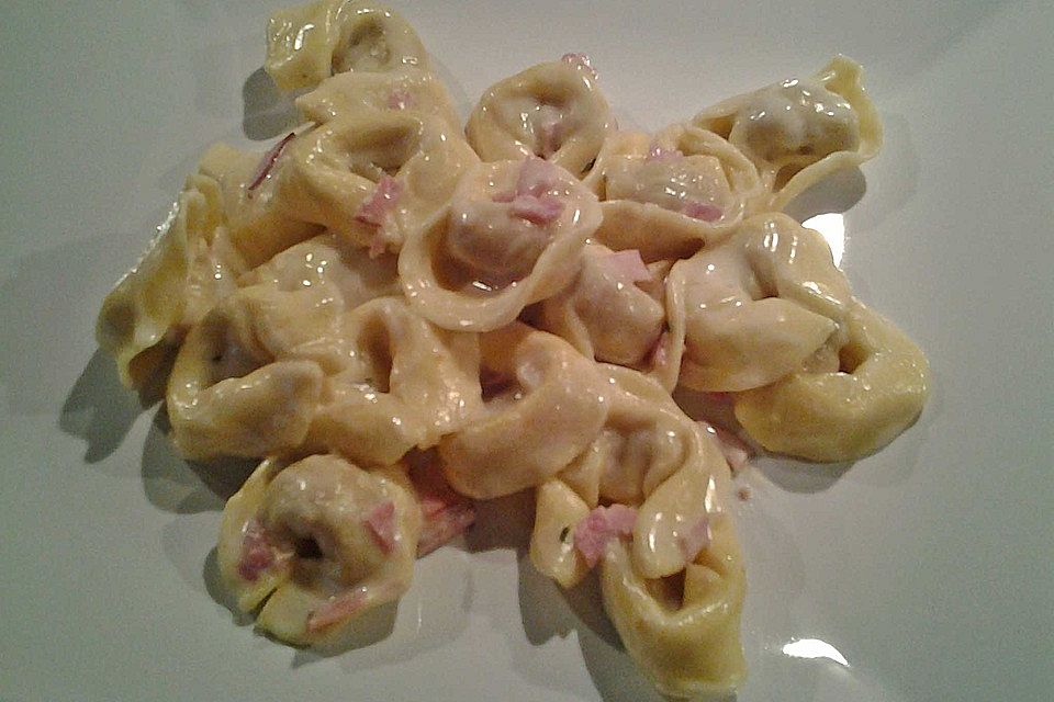 Tortellini à la Familie in Schinken - Sahne - Soße