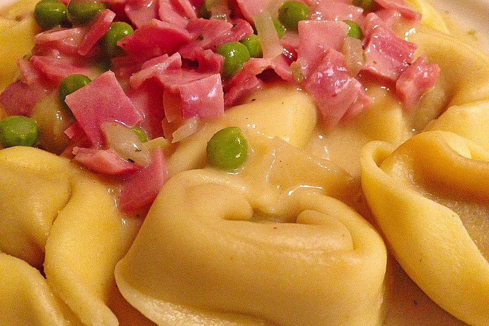 Tortellini à la Familie in Schinken - Sahne - Soße