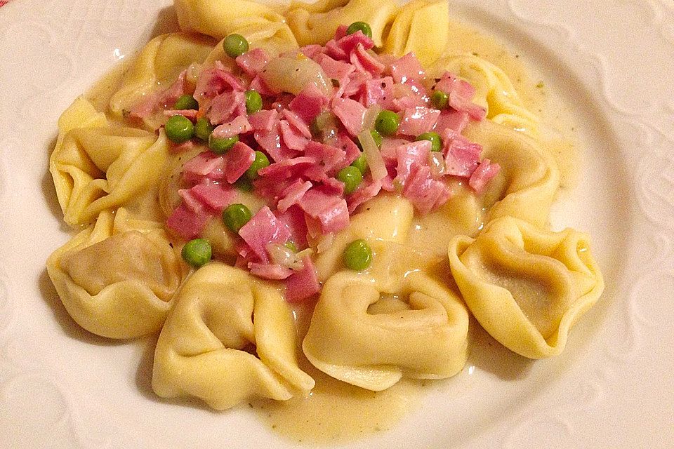 Tortellini à la Familie in Schinken - Sahne - Soße