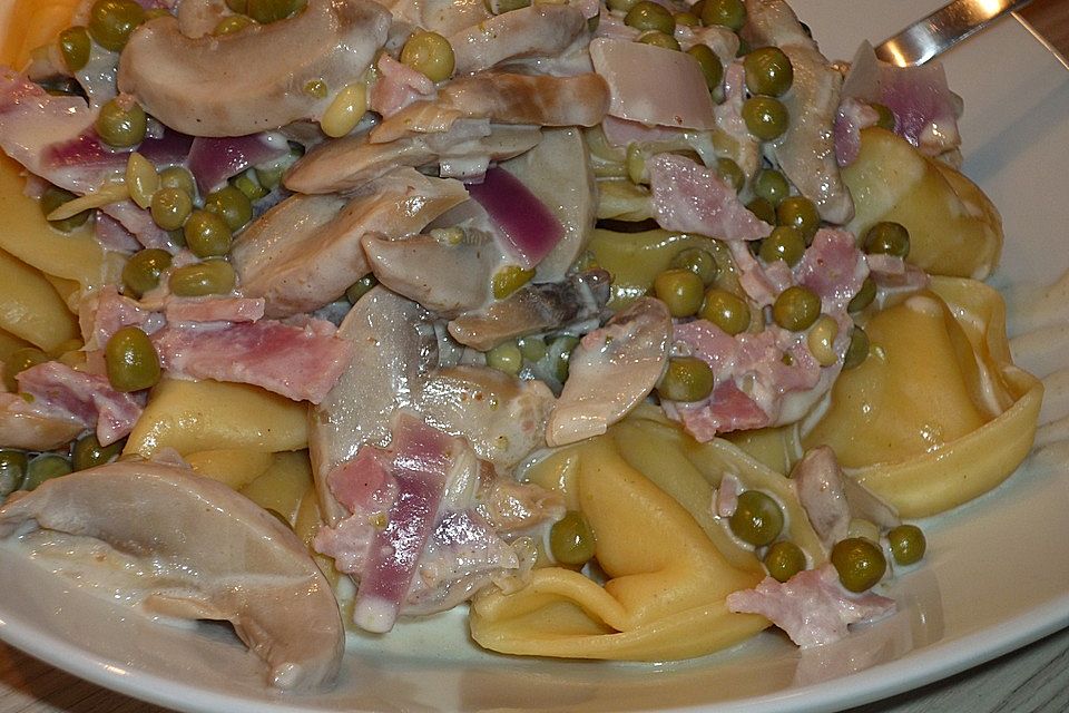 Tortellini à la Familie in Schinken - Sahne - Soße