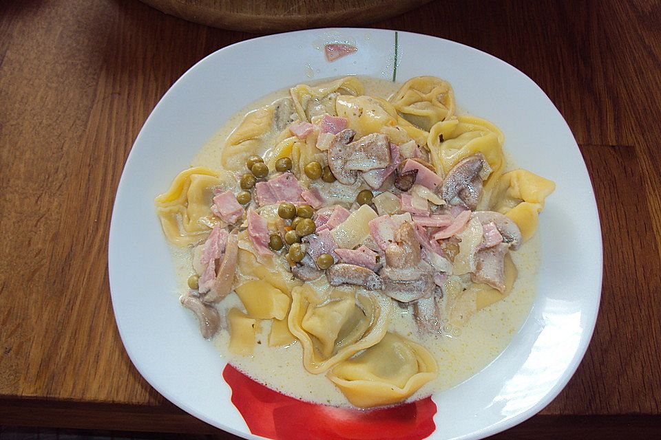 Tortellini à la Familie in Schinken - Sahne - Soße