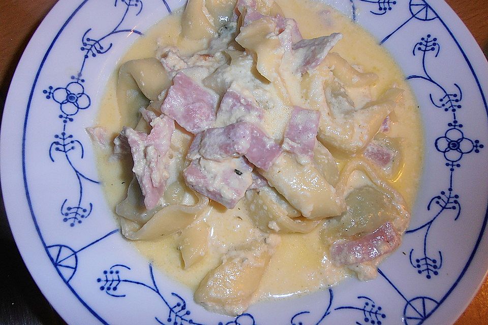 Tortellini à la Familie in Schinken - Sahne - Soße