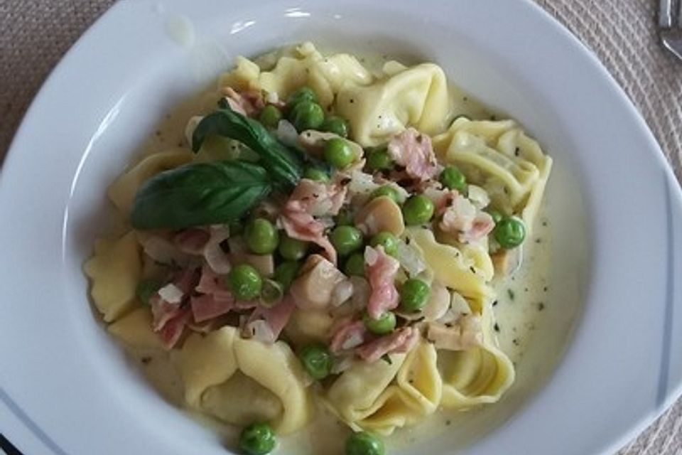 Tortellini à la Familie in Schinken - Sahne - Soße