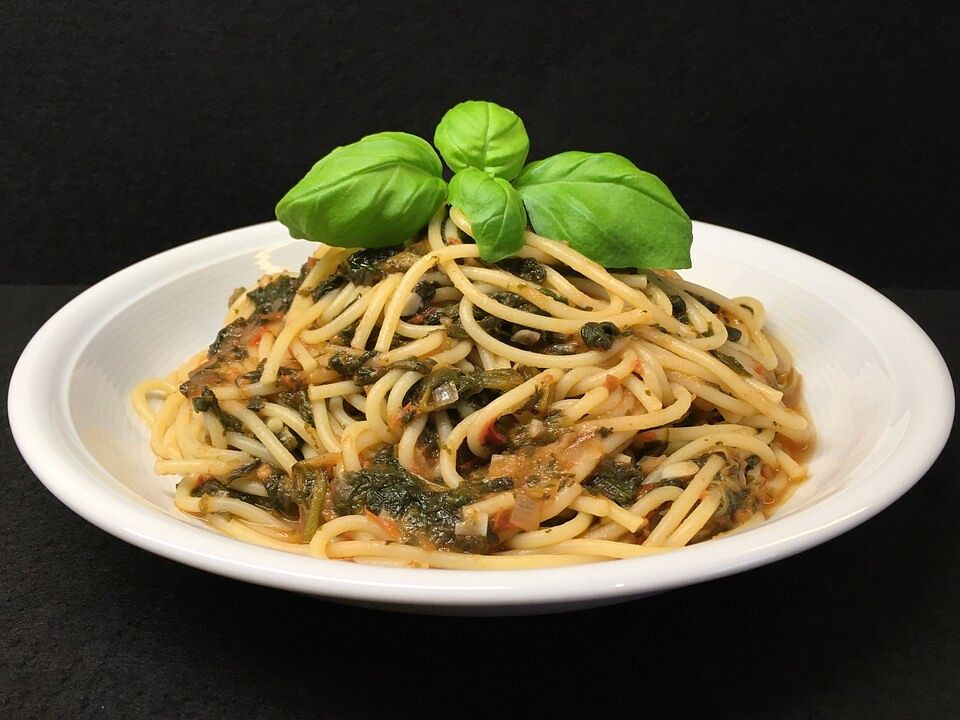 Spaghetti mit Spinat - Tomatensauce von heimwerkerkönig| Chefkoch