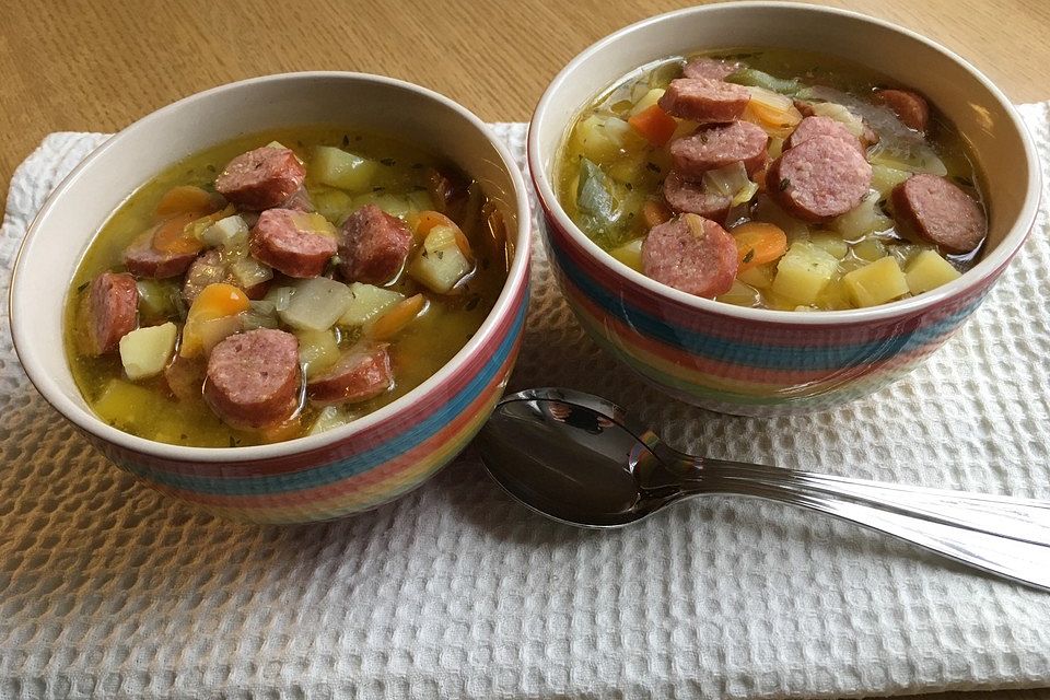 Kartoffelsuppe mit buntem Gemüse