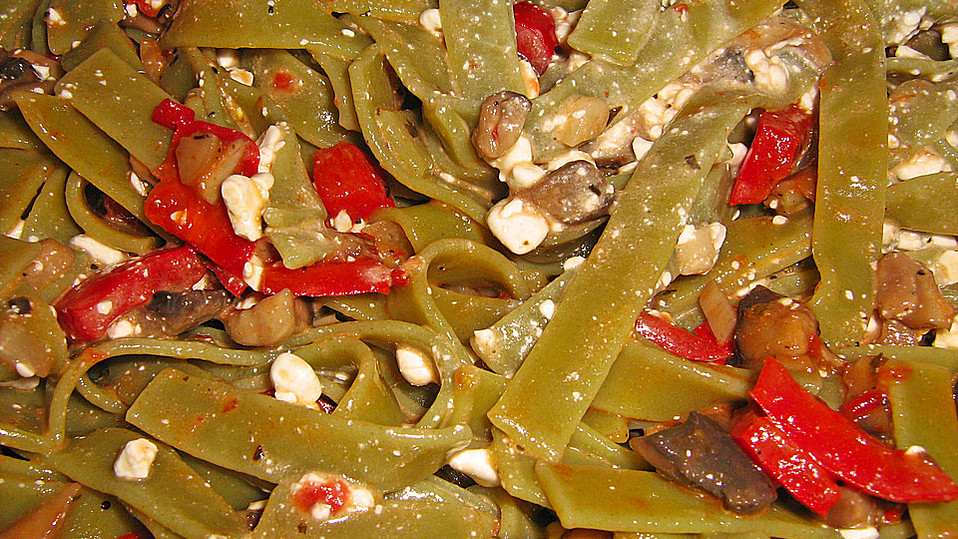 Pasta mit scharfer Paprika-Champignon-Hüttenkäse-Sauce von Kalte_Sophie