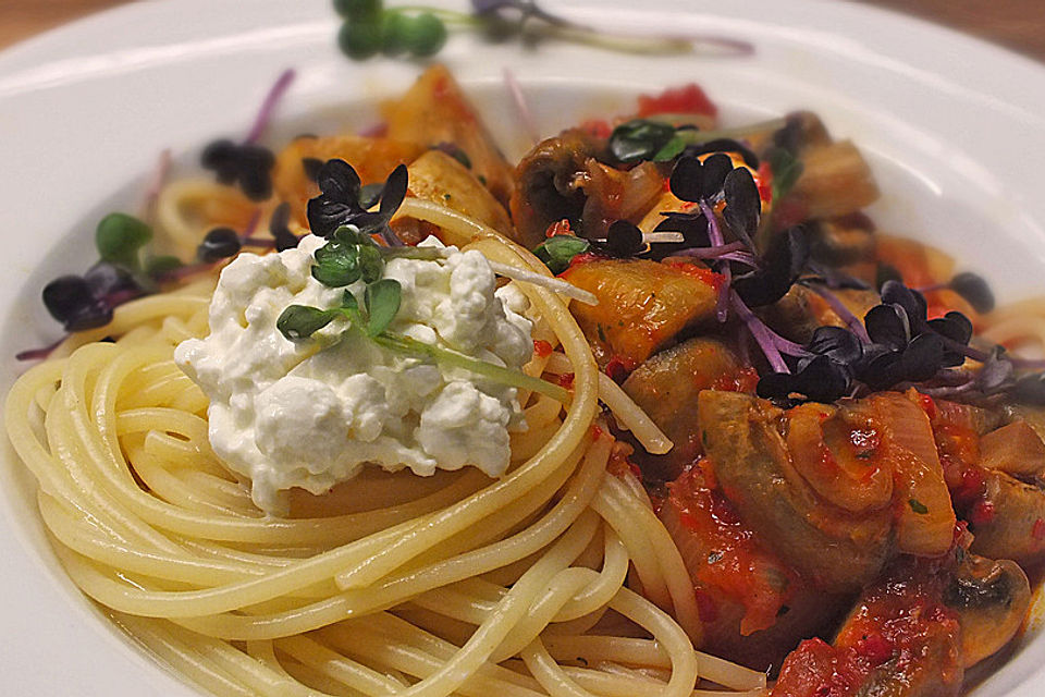 Pasta mit scharfer Paprika-Champignon-Hüttenkäse-Sauce