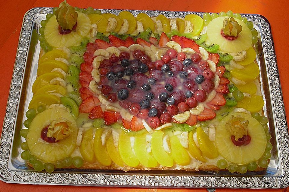 Obstkuchen mit gefülltem Biskuit und Pudding