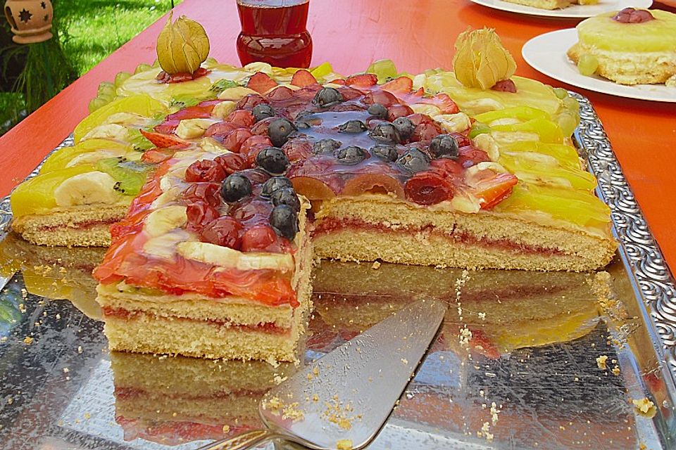 Obstkuchen mit gefülltem Biskuit und Pudding