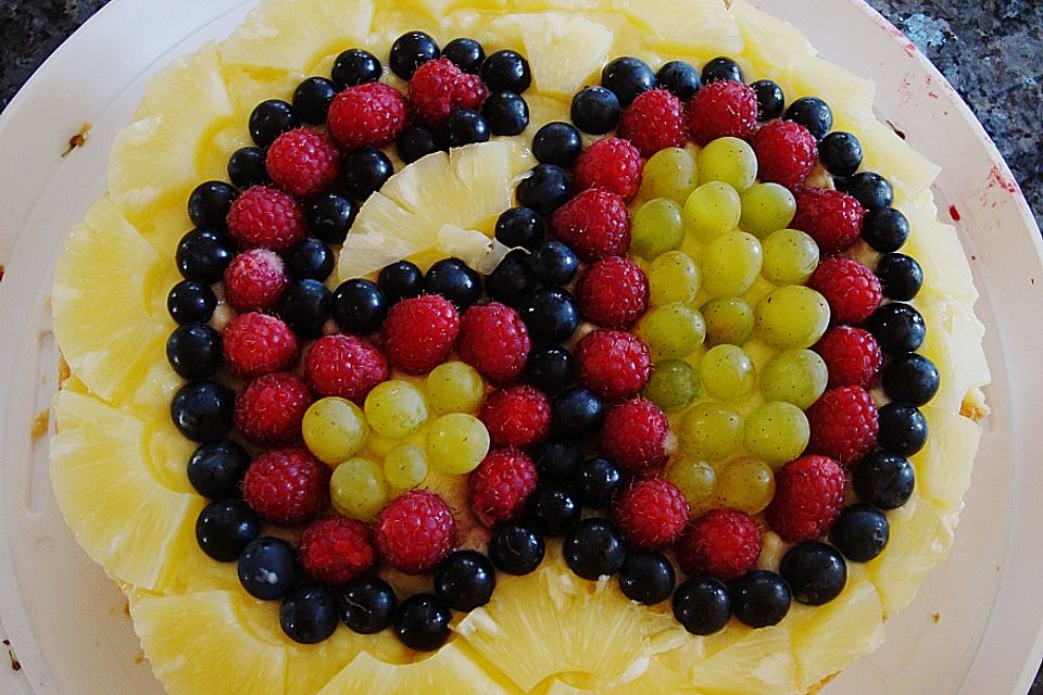 Obstkuchen mit gefülltem Biskuit und Pudding