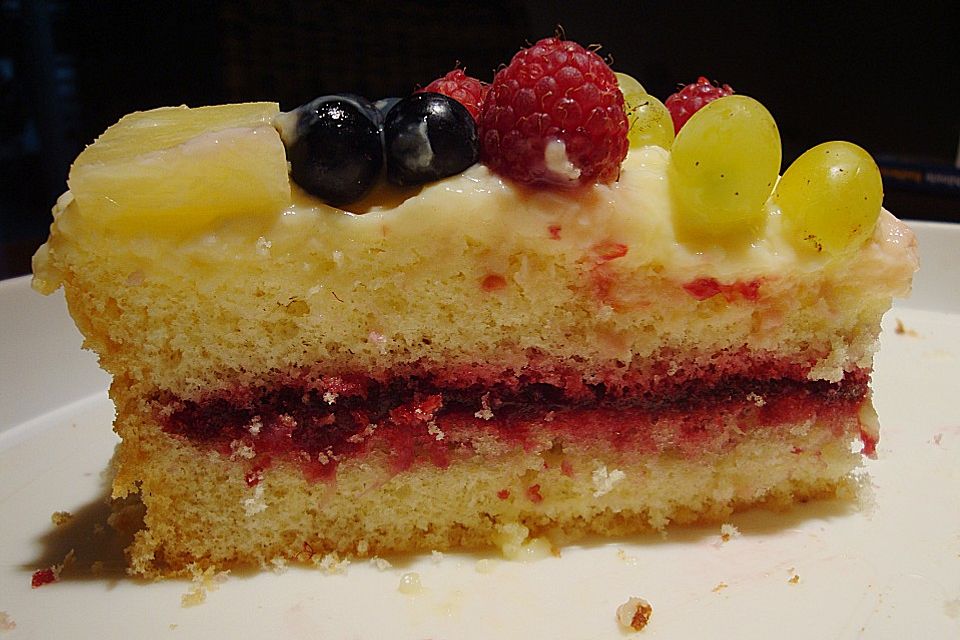 Obstkuchen mit gefülltem Biskuit und Pudding