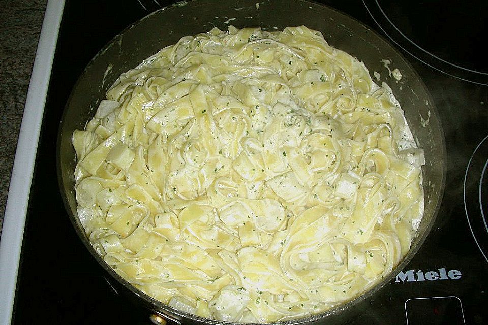 Tagliatelle mit weißem Spargel