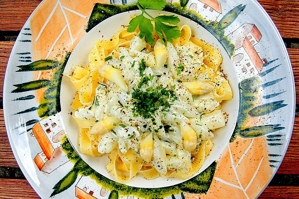 Tagliatelle mit weißem Spargel