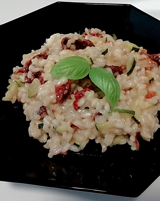 Risotto mit Zucchini, getrockneten Tomaten und Garnelen