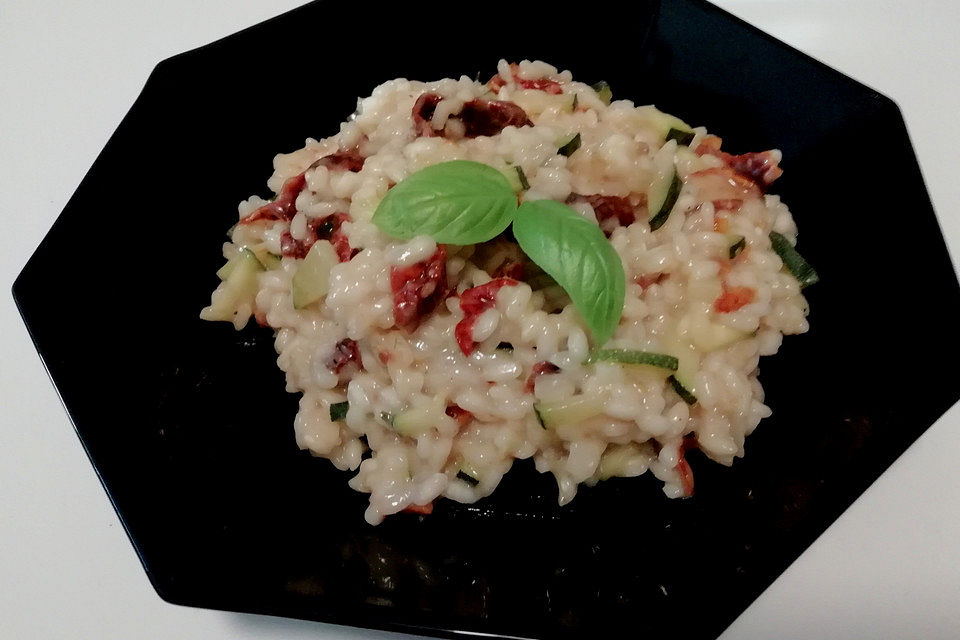 Risotto mit Zucchini, getrockneten Tomaten und Garnelen