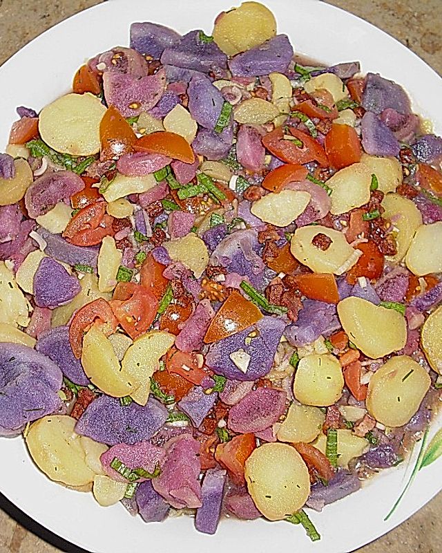 Bunter Kartoffelsalat mit Schinkenwürfeln