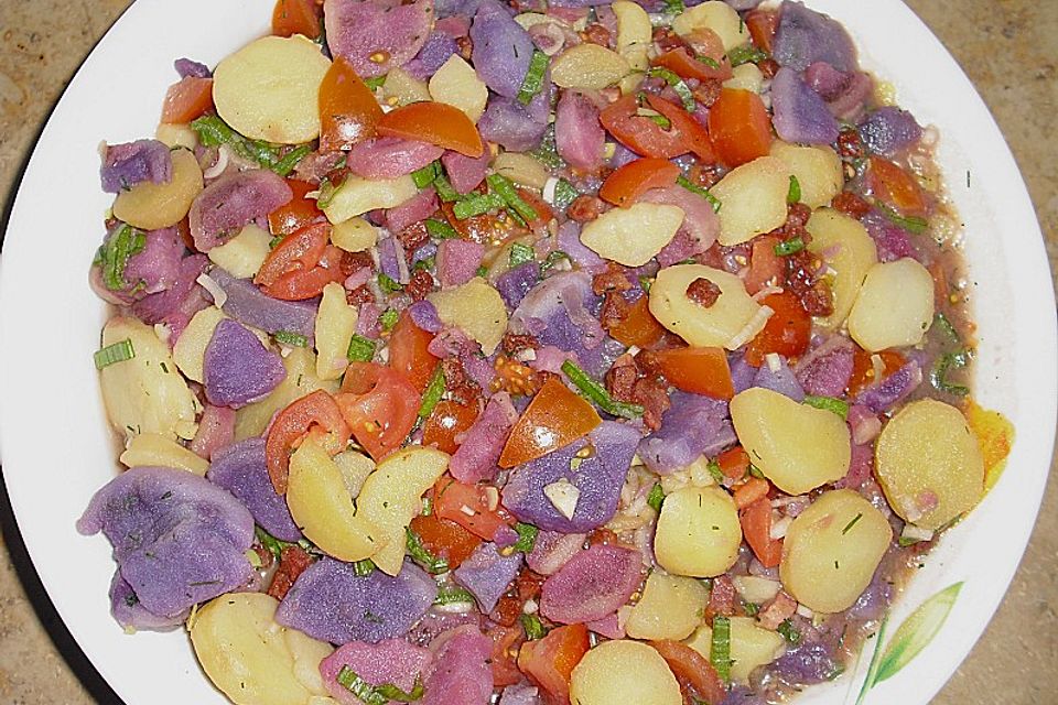 Bunter Kartoffelsalat mit Schinkenwürfeln