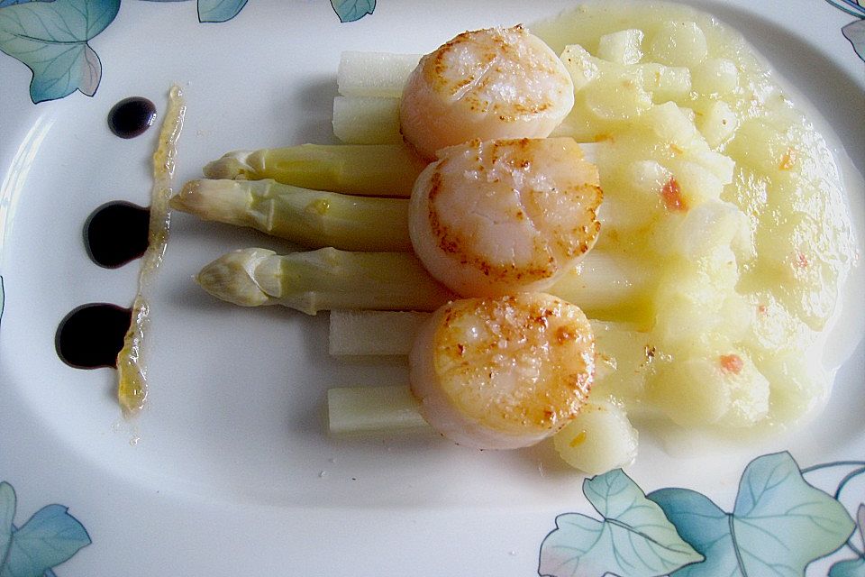 Jakobsmuscheln auf Spargel und Honigmelone mit einer fruchtigen Ingwersauce